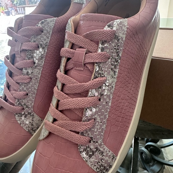 $68 New in Box Journee Collection Pink Snakeskin Faux Women\'s Sneakers sz 9